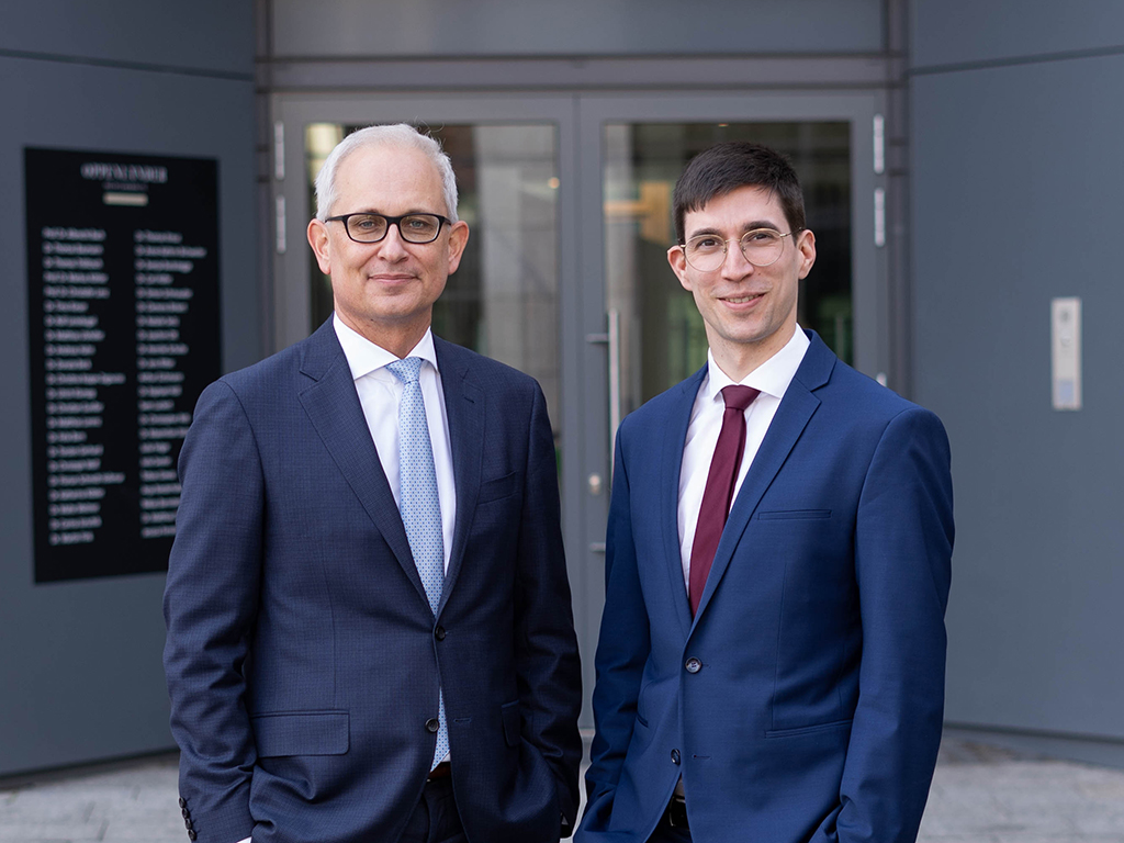 Prof. Dr. Christofer Lenz und Dr. Jens Ritter vor dem Gebäude von OPPENLÄNDER Rechtsanwälte